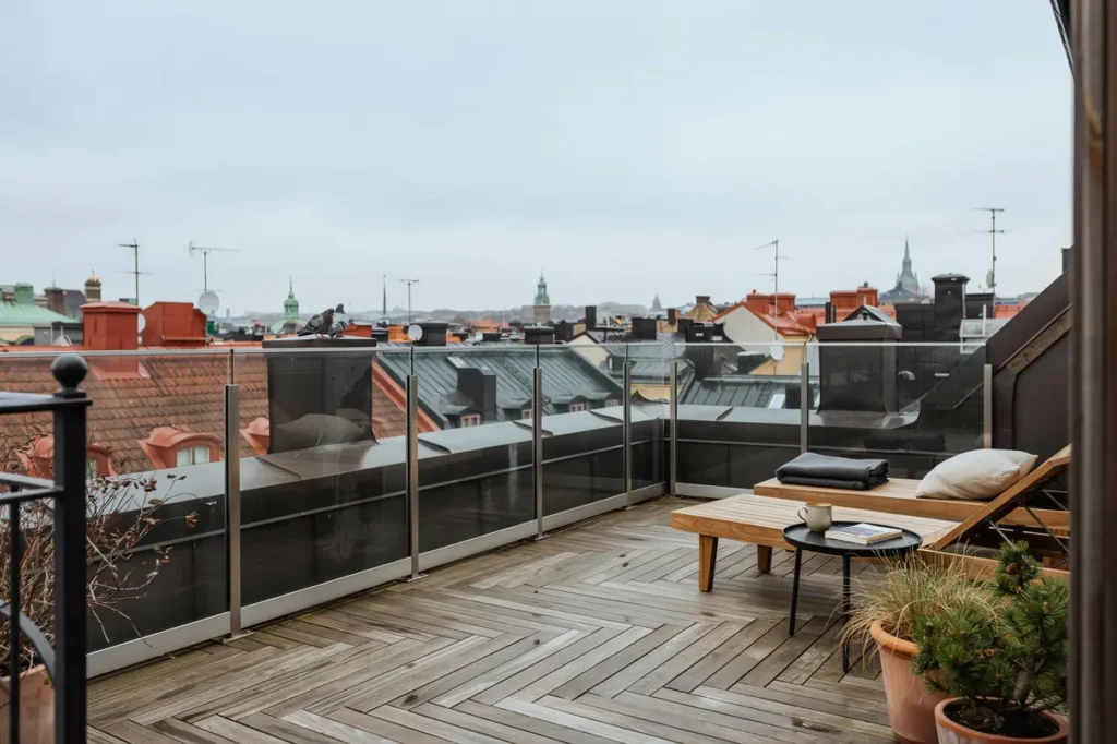montering av glaspartier f r vindskydd p takterrass s dermalm